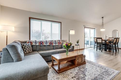 Walking Distance to Scheels Arena - West Fargo