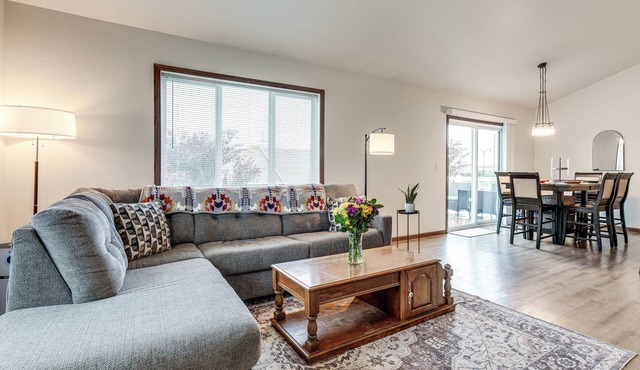Walking Distance to Scheels Arena - West Fargo