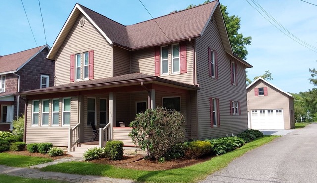 Warm and inviting downtown home away from home