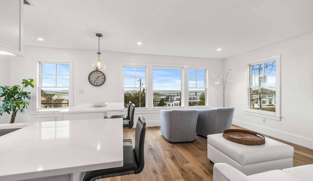 Warren House 2BR, Stunning Water Views Downtown