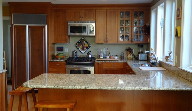 Water Front! Family Friendly! Walk to town! Sleeps 6