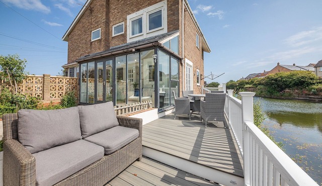 Water's Edge Holiday Home