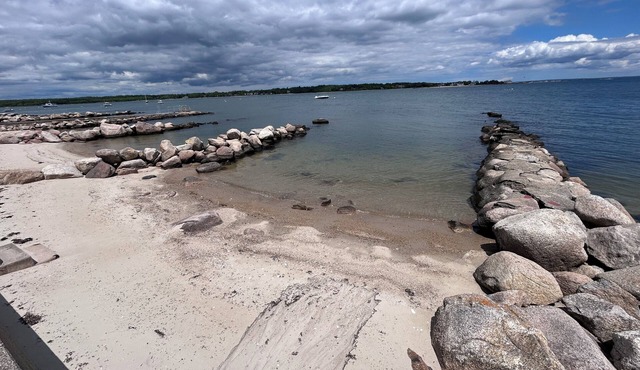 Waterfront 2 Bedroom, 2 Bath - private beach - Aucoot Cove neighborhood - Mattapoisett