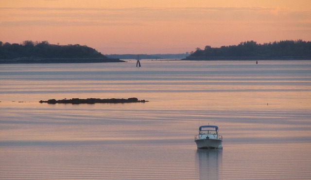 Waterfront Boston/Island views. Kayaks. July through Fall dates available