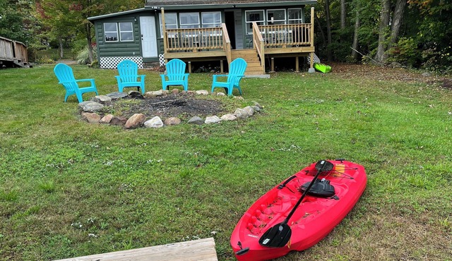 Waterfront Cabin w Firepit, Dock, Deck, BBQ. Direct Lake Access! Pet-friendly!