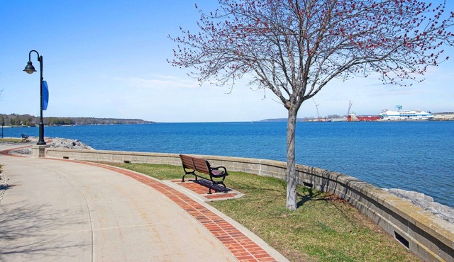 Waterfront Condo with Jetted Tub and Pool Access