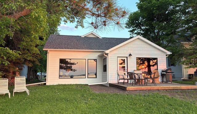 Waterfront Cottage on Magnificent Rainy Lake: Completely Renovated in 2024-25!