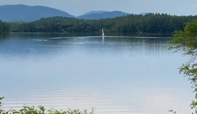 Waterfront cottage on Songo Pond, 15 minutes to Sunday River, Hot Tub, Game Room