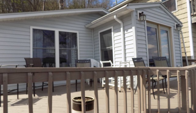 Waterfront Cottage with moorage on Keuka Lake