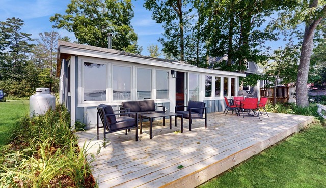 Waterfront Cottage w/Fireplace & Deck - Minutes to Downtown