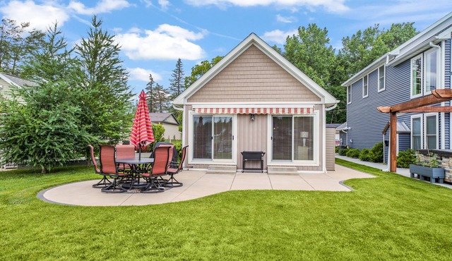 Waterfront home, pontoon for rent, sandy beach on Olcott Lake in chain of lakes