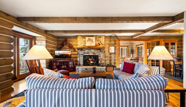 Waterfront Log Home Near Sister Bay- Game Room, Kayaks & Sunrises