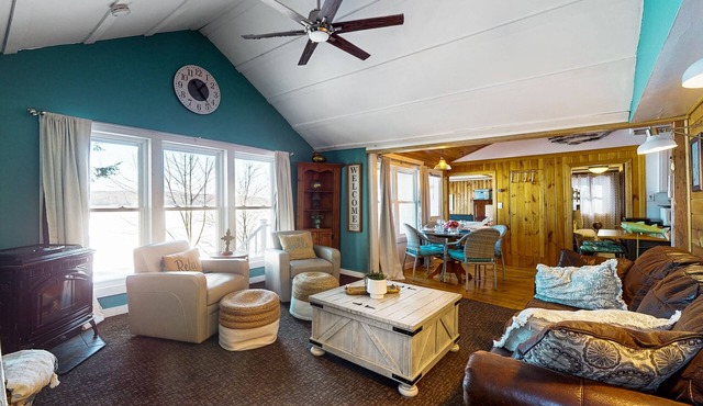 Waterfront retreat with stunning views, dock access and washer/dryer