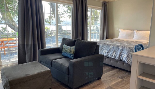 Waterfront Studio Unit with Beach Access - Sleeps 2