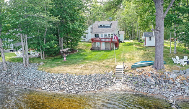 Waterfront Victoria Cottage, Kayaks Included, Dogs Welcome