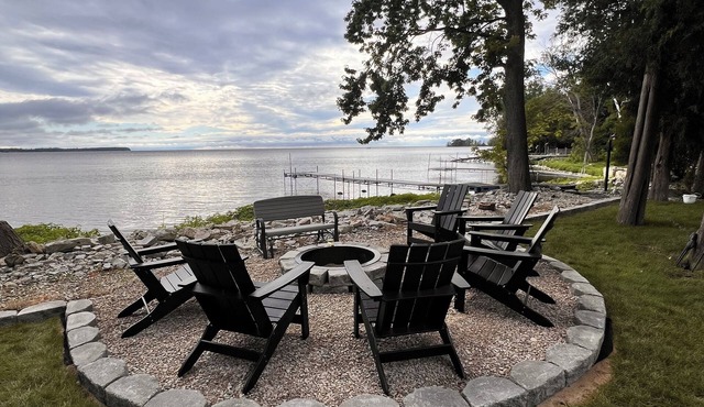WATERFRONT w Hot Tub, water views, close to Sturgeon Bay & Potawatomi State park