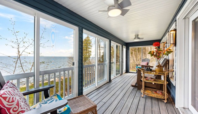 Waterside Bungalow | S. DoCo. + Starlink