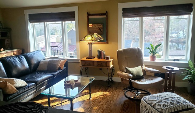Waterview Retreat in Quiet Convenient Neighborhood, Big Yard, Pets Welcome