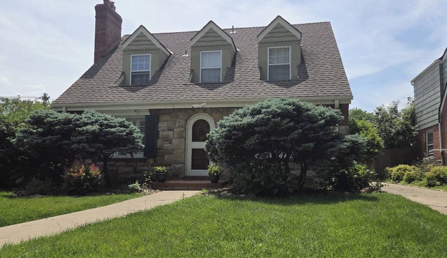 Welcome to Brookside Mod Cottage: 4BR with patio - walkable and family friendly