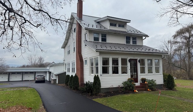 Welcome to Duck Run! A tranquil farmhouse located just outside of Mackeyville.