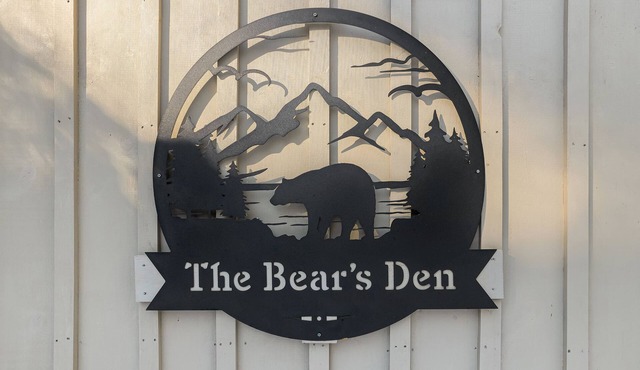 Welcome to The Bear's Den! Dog friendly and 5 minutes to Pleasant Mountain!