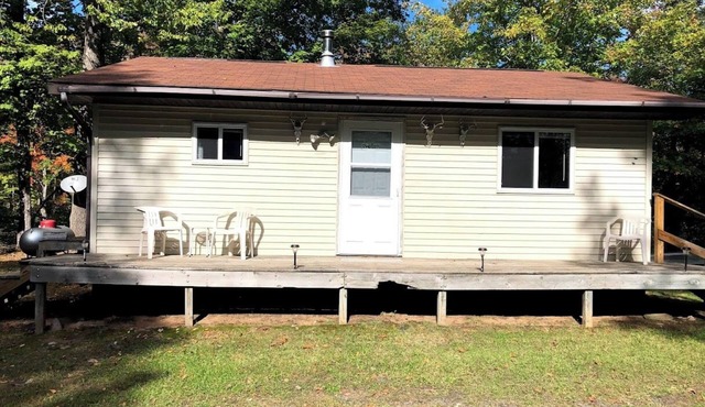Welcoming off Grid 2-bedroom Cabin in Skanee. On the Big Huron River Fish camp!