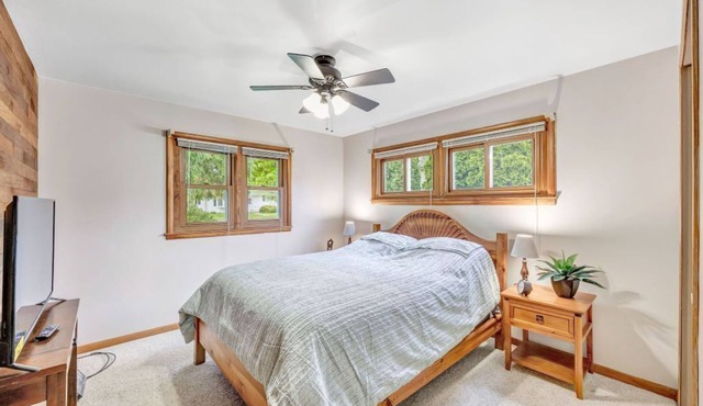 Well maintained home. Close to events. EAA, Packer games, Mile of Music.