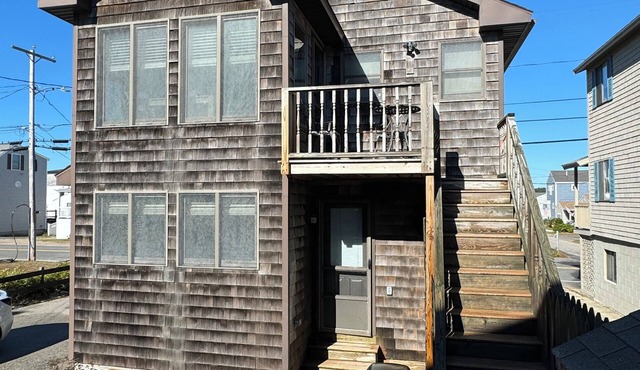 Wells Beach- 4 bedrooms, 2 bath, sleeps 9 on Atlantic Ave - steps to beach