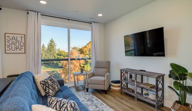 West Bay View: Penthouse Condo in Traverse City