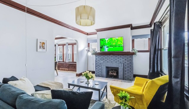 West CLE Cozy Corner Retreat – Sleeps 4 & Pets