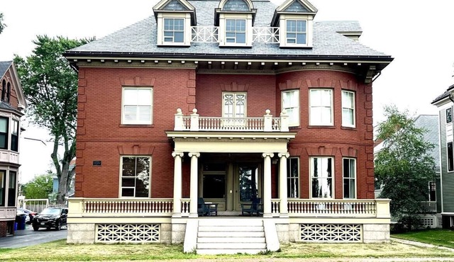 West End luxury townhouse w/ AC+parking