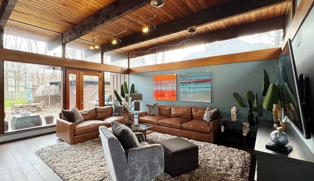 Westlake Oasis: Luxurious home with a private hot tub