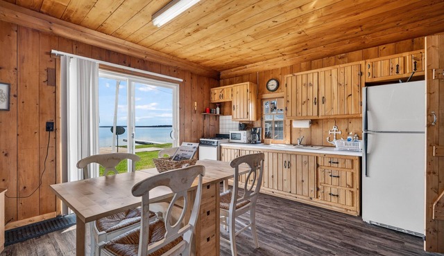 Whalers Bay Cabin 4 at Heidi's L'il Haven Resort: Two bedrooms, one bath