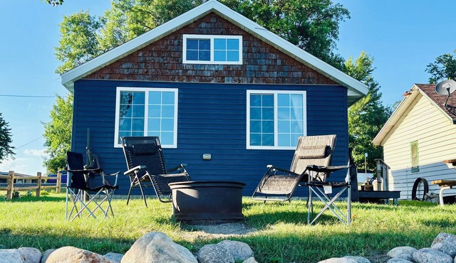 Where new meets the great outdoors! Renovated cabin with bonus bunkhouse cabin!