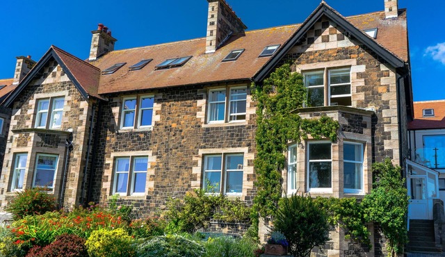 WHINSTONES AT 4 THE VILLAS, pet friendly, with open fire in Embleton