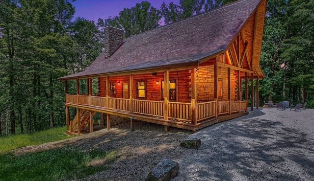 Whispering Trees Lodge , sleeps 10, 4 miles from Old Man's Cave