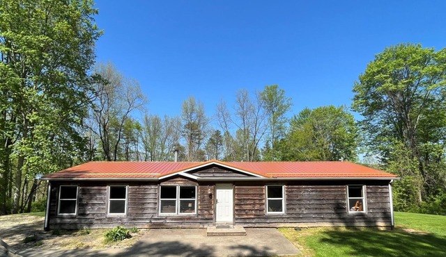 Whitetail Run Cottage in the heart of Hocking Hills with Wi-Fi & Spectrum TV.