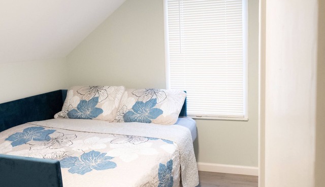 Whole house 3/2 near restaurants and state park, pets welcome