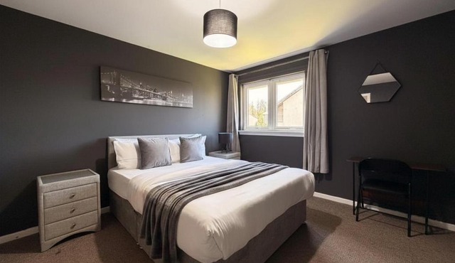 Whole house, 4-Beds, sleeps 6, garden & parking