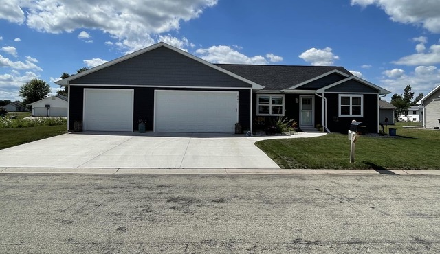 Whole house EAA Airventure rental 13 miles from grounds in quiet neighborhood