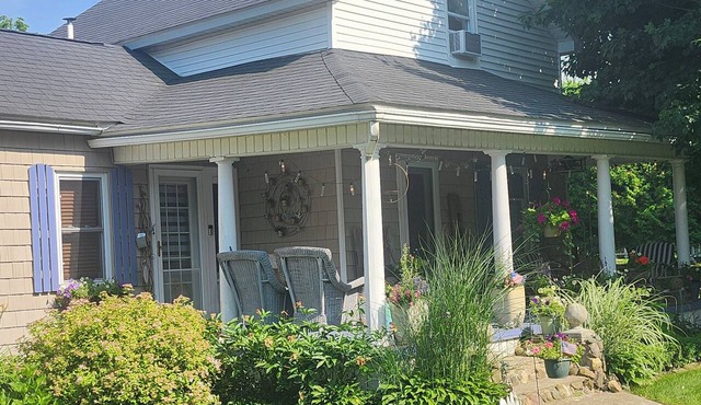 Whole house w/Open plan; reno'd farmhouse style home w/cozy interiors. Dogs OK