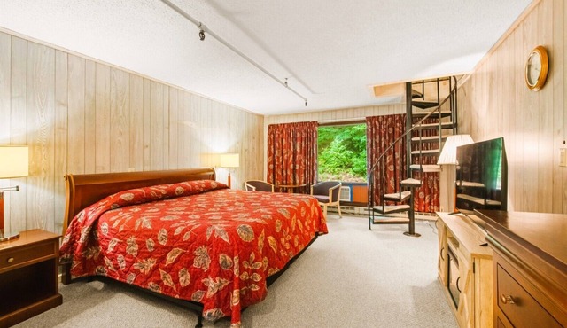 Wildlife & Water | 3-Story Retreat w/Spiral Staircase Charm