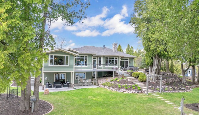 Wilke Lake Retreat Beautiful home with 180ft tranquil lake frontage