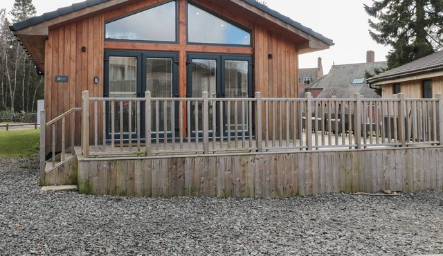 WILLOW LODGE, pet friendly, with hot tub in Otterburn