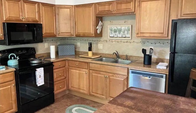 🍷Wine & WiFi✔️at Riverwalk! Full Kitchen - Parking!