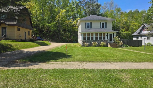 Winter family getaway 3-bedroom house with WiFi, Radiant heat Lots of snow ski