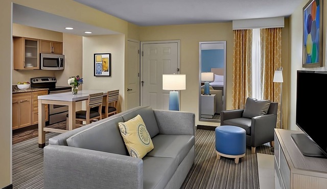 Within easy reach of Roehm Athletic Complex! 2 Broad Suites W/Kitchen!
