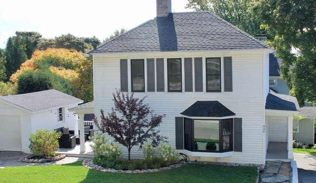 Wonderful Downtown Harbor Springs Cottage, quick walk to shops and restaurants!