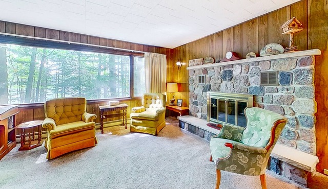 Wonderful lakefront home with WiFi, private washer and dryer, fireplace, decks