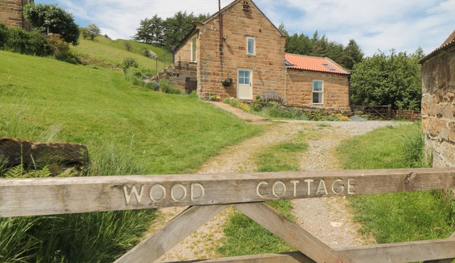 WOOD COTTAGE, family friendly, character holiday cottage in Stokesley